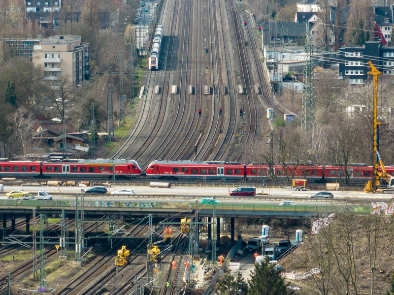 Wegen Bauarbeiten am Autobahnkreuz Kaiserberg sperrt die Bahn in den Sommerferien noch einmal knapp zwei Wochen lang den wichtigen Knotenpunkt Duisburg. - Foto: Christoph Reichwein/dpa