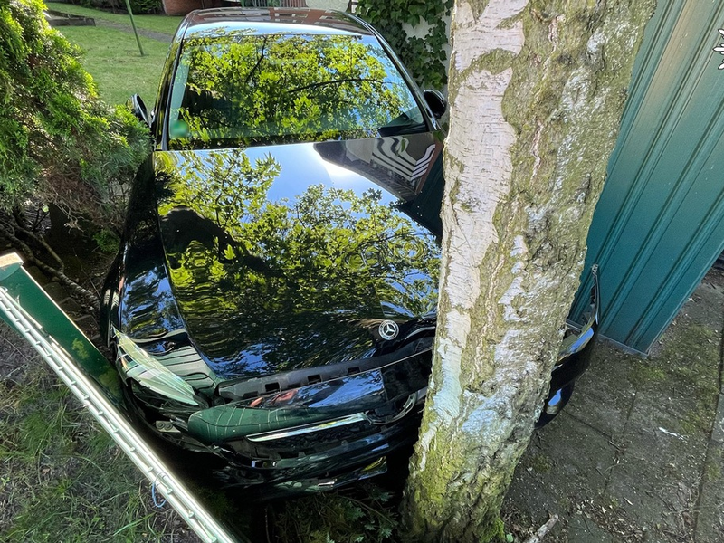 POL-OB: Irrfahrt eines 29-Jährigen endete im Vorgarten, später in Handschellen - Foto: presseportal.de