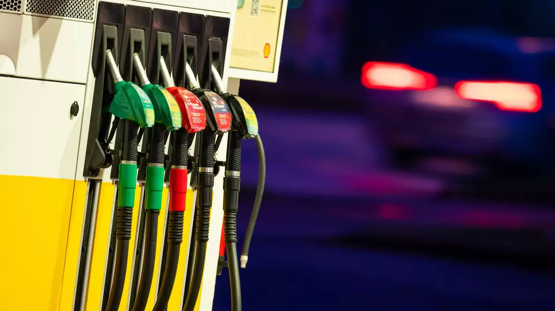 Die Spritpreise sind zuletzt gefallen. Diesel ist so billig, wie seit 2021 nicht mehr.  - Bild: Jonas Walzberg/dpa