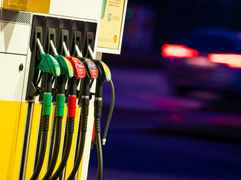An der Tankstelle zahlen die Kunden gut drei Cent mehr als Ende 2024. (Symbolbild) - Foto: Jonas Walzberg/dpa