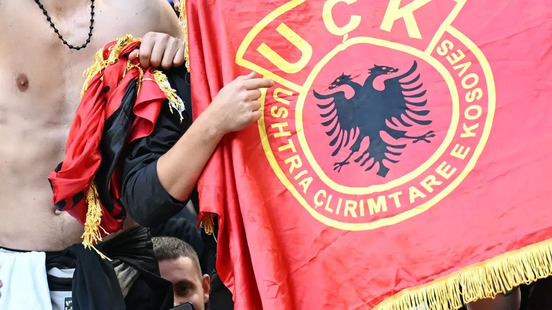 Im Fanblock der Albaner tauchten Flaggen der UCK, einer ultranationalistischen Miliz, auf. - Bild: dpa