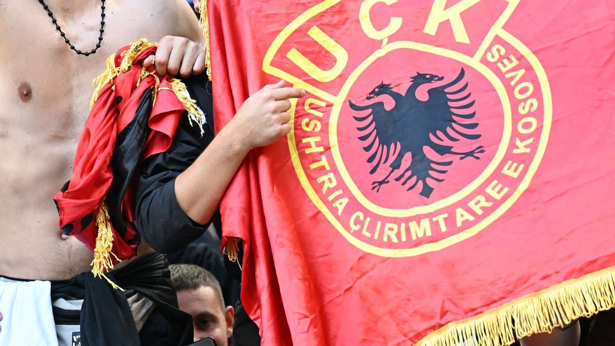 Im Fanblock der Albaner tauchten Flaggen der UCK, einer ultranationalistischen Miliz, auf. - Foto: dpa