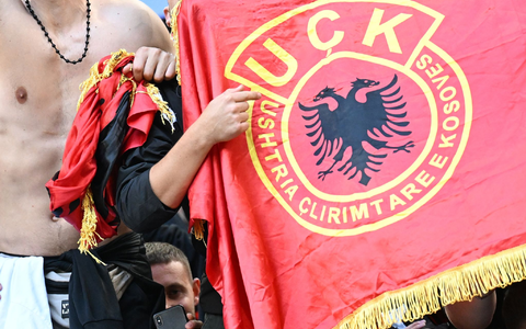 Im Fanblock der Albaner tauchten Flaggen der UCK, einer ultranationalistischen Miliz, auf. - Foto: dpa
