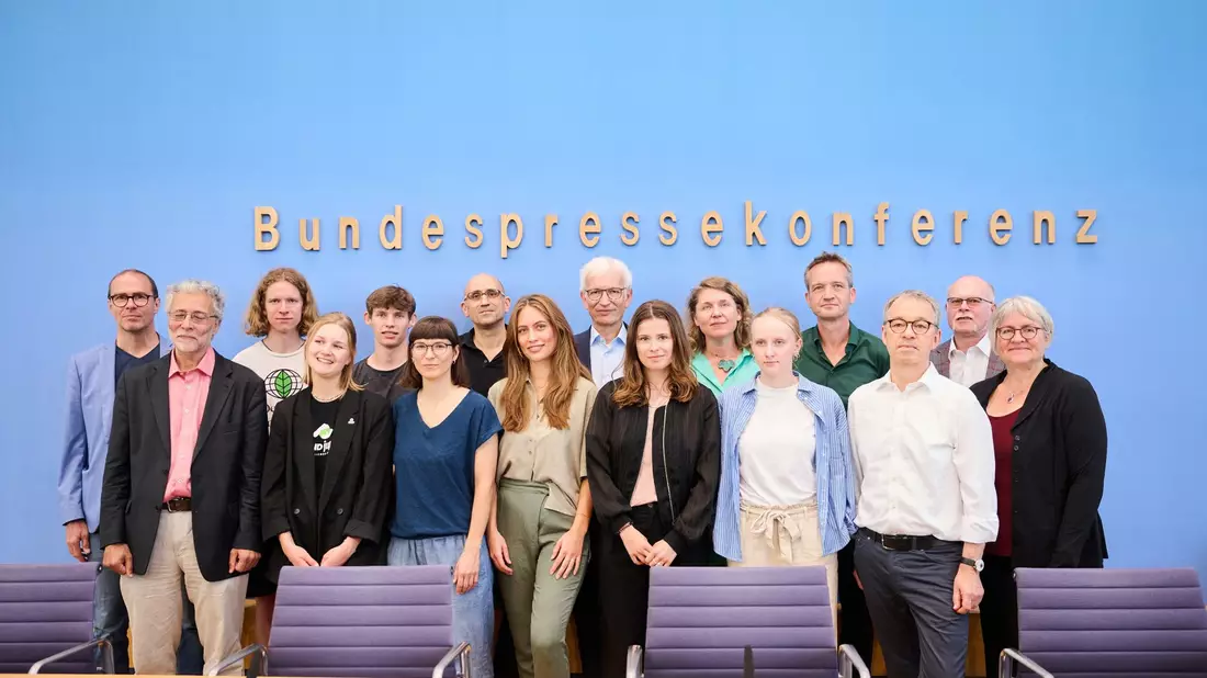 Klimaschutz-Aktivistinnen, darunter Luisa Neugebauer (M), haben neue Verfassungsbeschwerden vorgestellt. - Bild: Annette Riedl/dpa