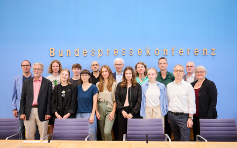 Klimaschutz-Aktivistinnen, darunter Luisa Neugebauer (M), haben neue Verfassungsbeschwerden vorgestellt. - Foto: Annette Riedl/dpa Klimaschutz-Aktivistinnen, darunter Luisa Neugebauer (M), haben neue Verfassungsbeschwerden vorgestellt. - Foto: Annette Riedl/dpa