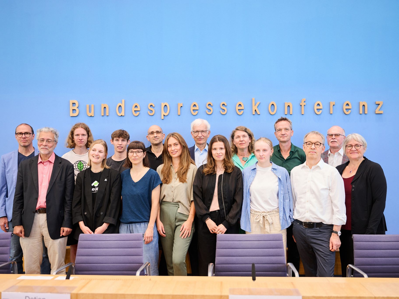 Klimaschutz-Aktivistinnen, darunter Luisa Neugebauer (M), haben neue Verfassungsbeschwerden vorgestellt. - Foto: Annette Riedl/dpa