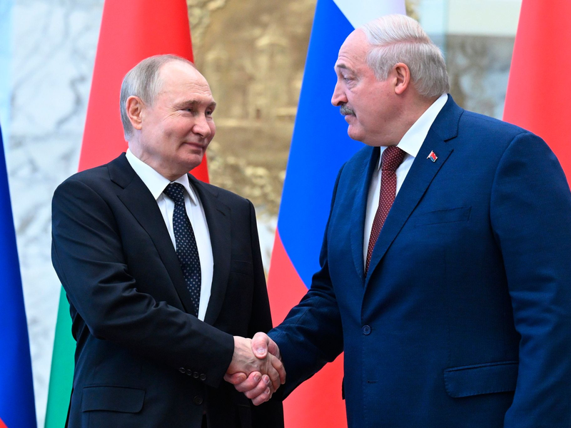 Der russische Präsident Wladimir Putin (l) und der belarussische Präsident Alexander Lukaschenko arbeiten trotz des Kriegs in der Ukraine weiter zusammen. - Foto: Dmitriy Azarov/Pool Sputnik Kremlin/AP/dpa