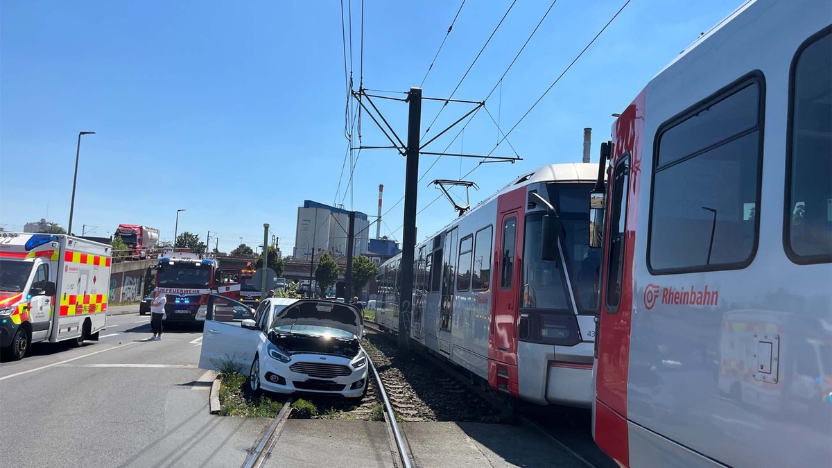 POL-NE: Ein Verletzter bei Zusammenstoß mit Straßenbahn - Foto: presseportal.de
