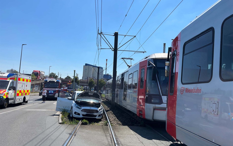 POL-NE: Ein Verletzter bei Zusammenstoß mit Straßenbahn - Foto: presseportal.de