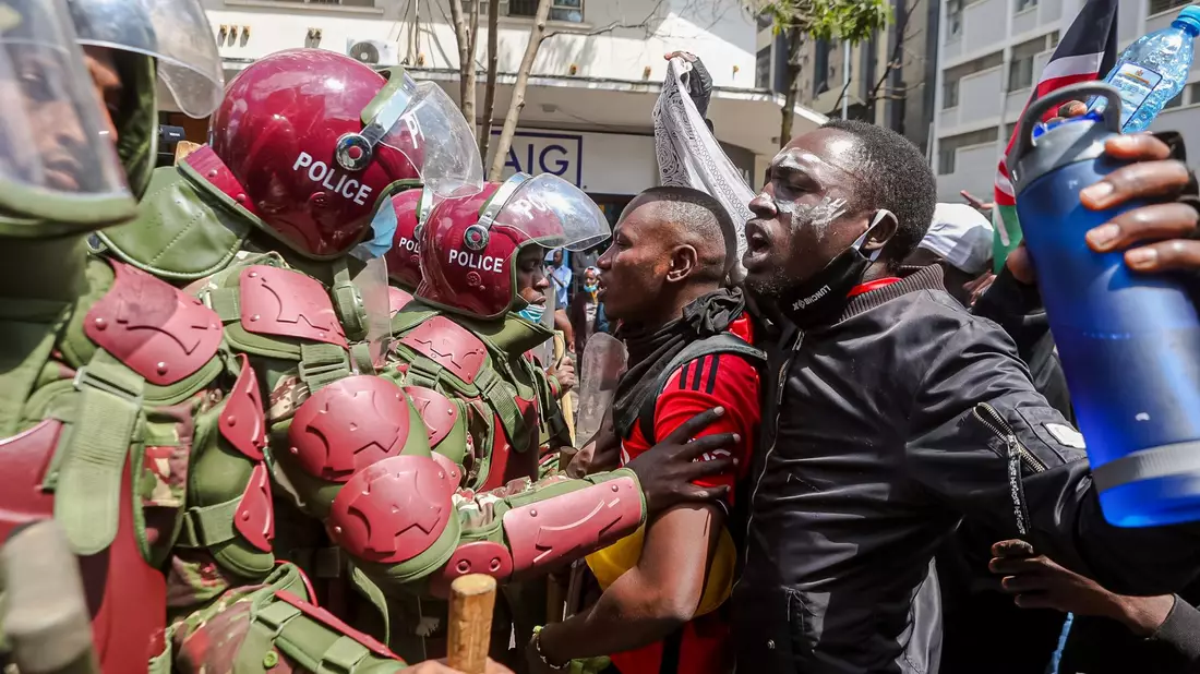 Auch wenn vor allem die Jugend demonstriert, sind viele Kenianer fassungslos über den Umgang mit den Demonstranten. - Bild: Boniface Muthoni/SOPA/ZUMA/dpa