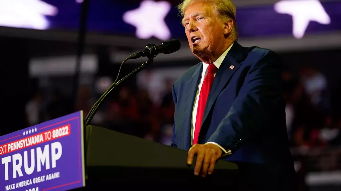 Der ehemalige US-Präsident Donald Trump spricht bei einer Wahlkampfveranstaltung an der Temple University. - Bild: Chris Szagola/AP/dpa