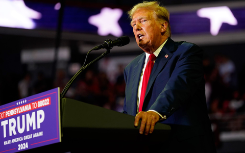 Der ehemalige US-Präsident Donald Trump spricht bei einer Wahlkampfveranstaltung an der Temple University. - Foto: Chris Szagola/AP/dpa