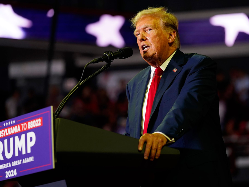 Der ehemalige US-Präsident Donald Trump spricht bei einer Wahlkampfveranstaltung an der Temple University. - Foto: Chris Szagola/AP/dpa