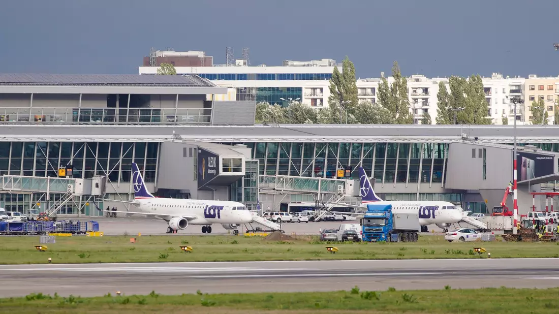Flugzeuge der polnischen Fluggesellschaft LOT sind am Chopin-Flughafen Warschau geparkt. Polens Regierung plant, bis 2032 einen neuen Großflughafen in der Nähe der Hauptstadt zu bauen. - Bild: Jaap Arriens/XinHua/dpa