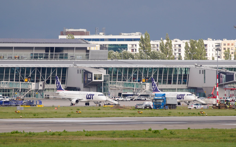 Flugzeuge der polnischen Fluggesellschaft LOT sind am Chopin-Flughafen Warschau geparkt. Polens Regierung plant, bis 2032 einen neuen Großflughafen in der Nähe der Hauptstadt zu bauen. - Foto: Jaap Arriens/XinHua/dpa