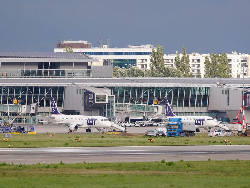 Flugzeuge der polnischen Fluggesellschaft LOT sind am Chopin-Flughafen Warschau geparkt. Polens Regierung plant, bis 2032 einen neuen Großflughafen in der Nähe der Hauptstadt zu bauen. - Foto: Jaap Arriens/XinHua/dpa
