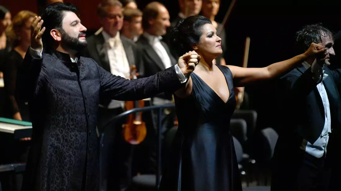 Yusif Eyvazov (l-r), in der Rolle des Maurizio, Anna Netrebko, in der Rolle der Adriana Lecouvreur. - Bild: Barbara Gindl/APA/dpa