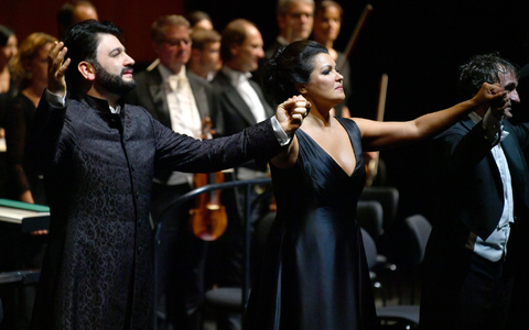 Yusif Eyvazov (l-r), in der Rolle des Maurizio, Anna Netrebko, in der Rolle der Adriana Lecouvreur. - Foto: Barbara Gindl/APA/dpa