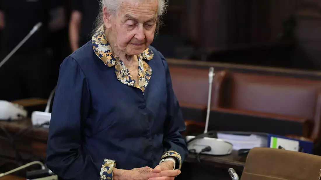 «Auschwitz ist kein Vernichtungs-, sondern ein Arbeitslager gewesen»: Ursula Haverbeck. - Bild: Ulrich Perrey/dpa