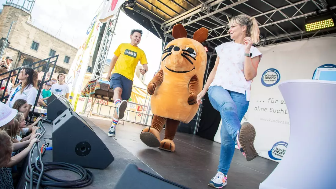 Die Maus und die Lokalzeit beim „Langen Tisch“ in Wuppertal / Der WDR ist am Samstag (29.06.) beim Stadtfest „Langer Tisch“ in Wuppertal dabei. - Bild: presseportal.de