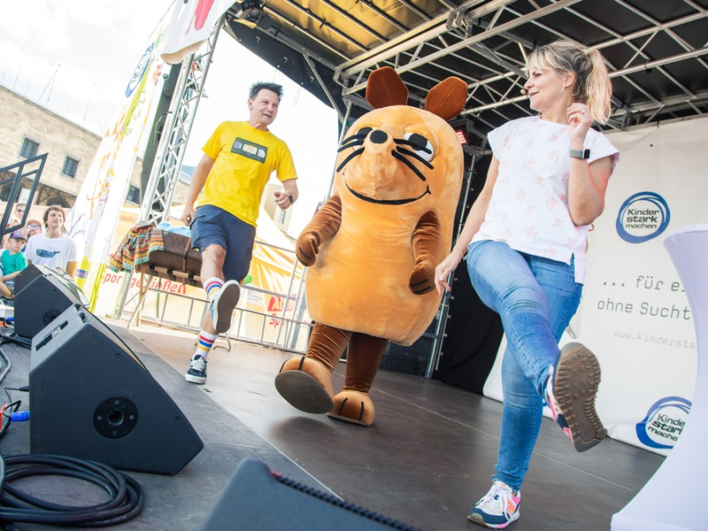 Die Maus und die Lokalzeit beim „Langen Tisch“ in Wuppertal / Der WDR ist am Samstag (29.06.) beim Stadtfest „Langer Tisch“ in Wuppertal dabei. - Foto: presseportal.de