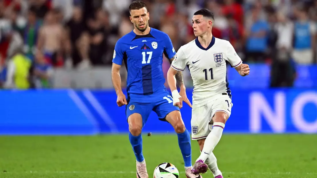 Phil Foden (r) hat das Traningscamp der Three Lions vorübergehend verlassen. - Bild: Marius Becker/dpa