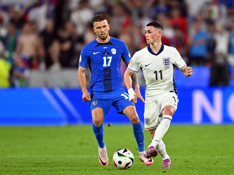 Phil Foden (r) hat das Traningscamp der Three Lions vorübergehend verlassen. - Foto: Marius Becker/dpa