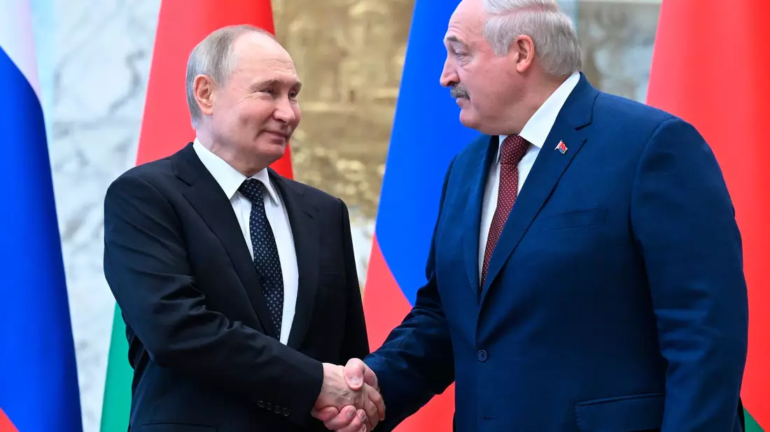 Der russische Präsident Wladimir Putin (l) und der belarussische Präsident Alexander Lukaschenko arbeiten trotz des Kriegs in der Ukraine weiter zusammen. - Bild: Dmitriy Azarov/Pool Sputnik Kremlin/AP/dpa