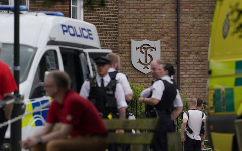 Polizisten am Einsatzort, nachdem ein Auto gegen das Gebäude einer Grundschule gefahren ist. - Foto: Victoria Jones/PA/dpa