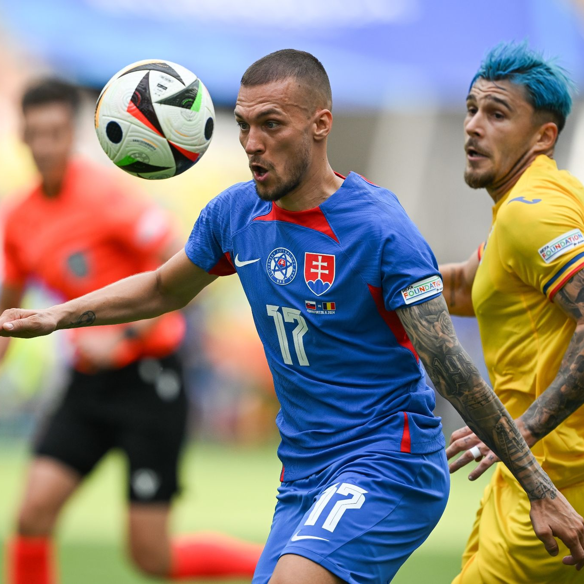 Sowohl die Slowakei um Lukas Haraslin (l) als auch Rumänien mit Andrei Ratiu erreichten das Achtelfinale. - Foto: Arne Dedert/dpa