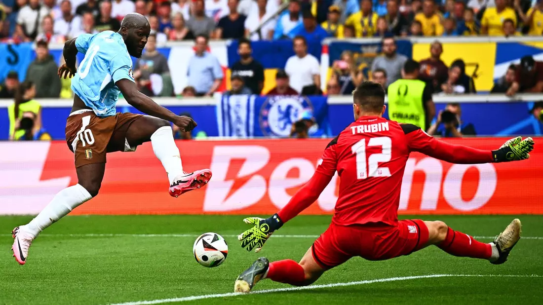 Belgiens Romelu Lukaku (l) vergab die beste Chance der ersten Halbzeit. - Bild: Tom Weller/dpa