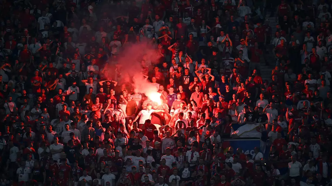Vor und während des EM-Spiels in München zündeten serbische Fans unerlaubt Pyrotechnik - es kam zu Auseinandersetzungen mit der Polizei. - Bild: Sven Hoppe/dpa