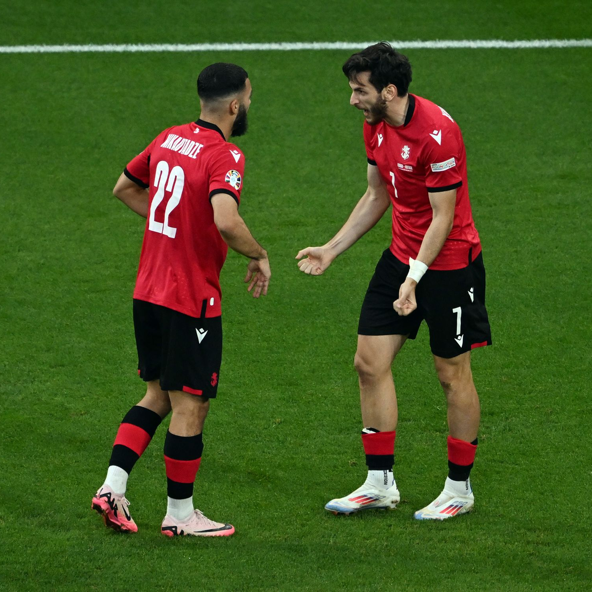 Chwischa Kwaratschelia (r) brachte Georgien früh in Führung. - Foto: Bernd Thissen/dpa