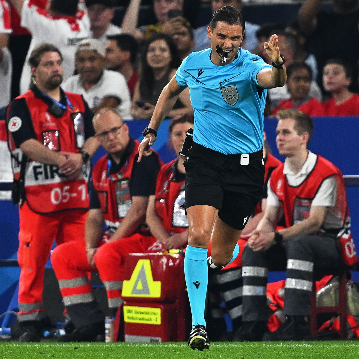 Schiedsrichter Sandro Schärer aus der Schweiz zeigte nach der Pause auf den Punkt: Elfmeter für Georgien. - Foto: David Inderlied/dpa