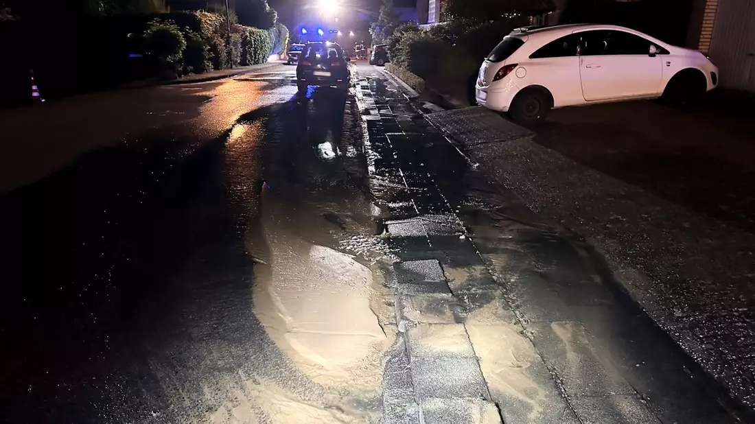 FFW Schwalmtal: Wasserrohrbruch löst Unterspülung aus - Bild: presseportal.de