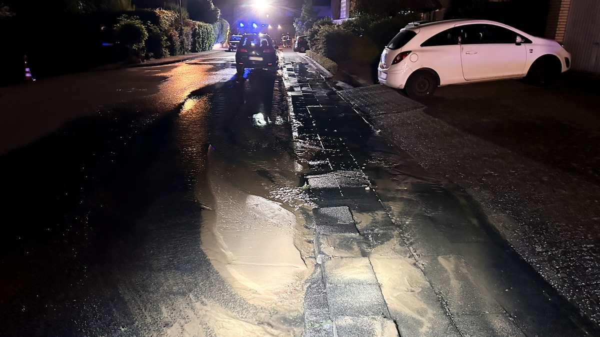 FFW Schwalmtal: Wasserrohrbruch löst Unterspülung aus - Foto: presseportal.de