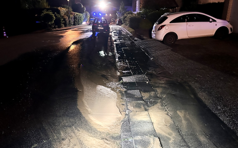 FFW Schwalmtal: Wasserrohrbruch löst Unterspülung aus - Foto: presseportal.de