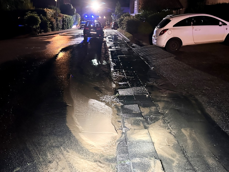 FFW Schwalmtal: Wasserrohrbruch löst Unterspülung aus - Foto: presseportal.de