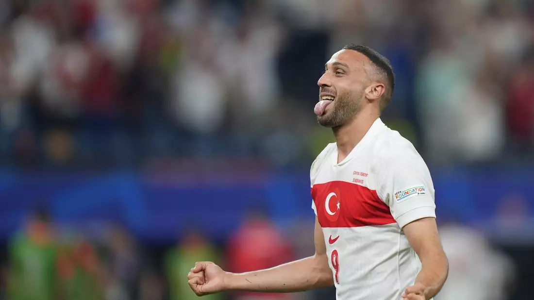 Der Türke Cenk Tosun jubelt nach seinem Treffer zum 2:1-Endstand. - Bild: Marcus Brandt/dpa