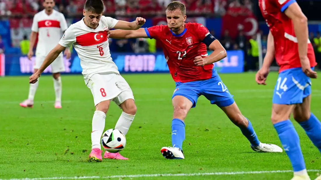 Das türkische Top-Talent Arda Güler (l) stand gegen Tschechien wieder in der Startelf. - Bild: Sina Schuldt/dpa