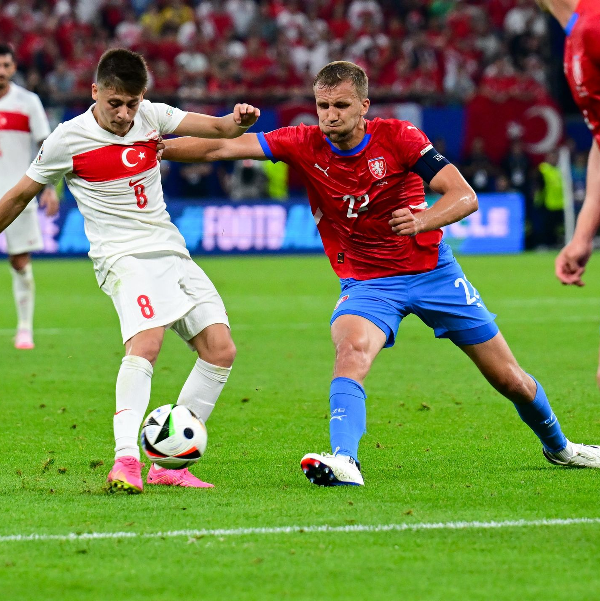 Das türkische Top-Talent Arda Güler (l) stand gegen Tschechien wieder in der Startelf. - Foto: Sina Schuldt/dpa