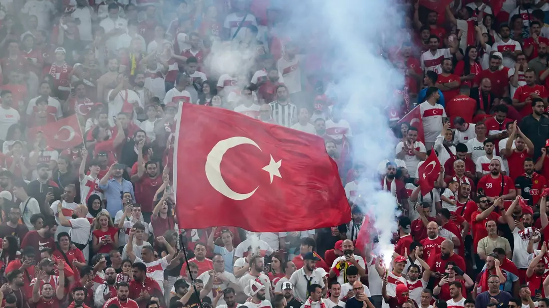 Wie schon in den ersten Gruppenspielen unterstützen viele türkische Fans ihr Nationalteam. - Bild: Sina Schuldt/dpa