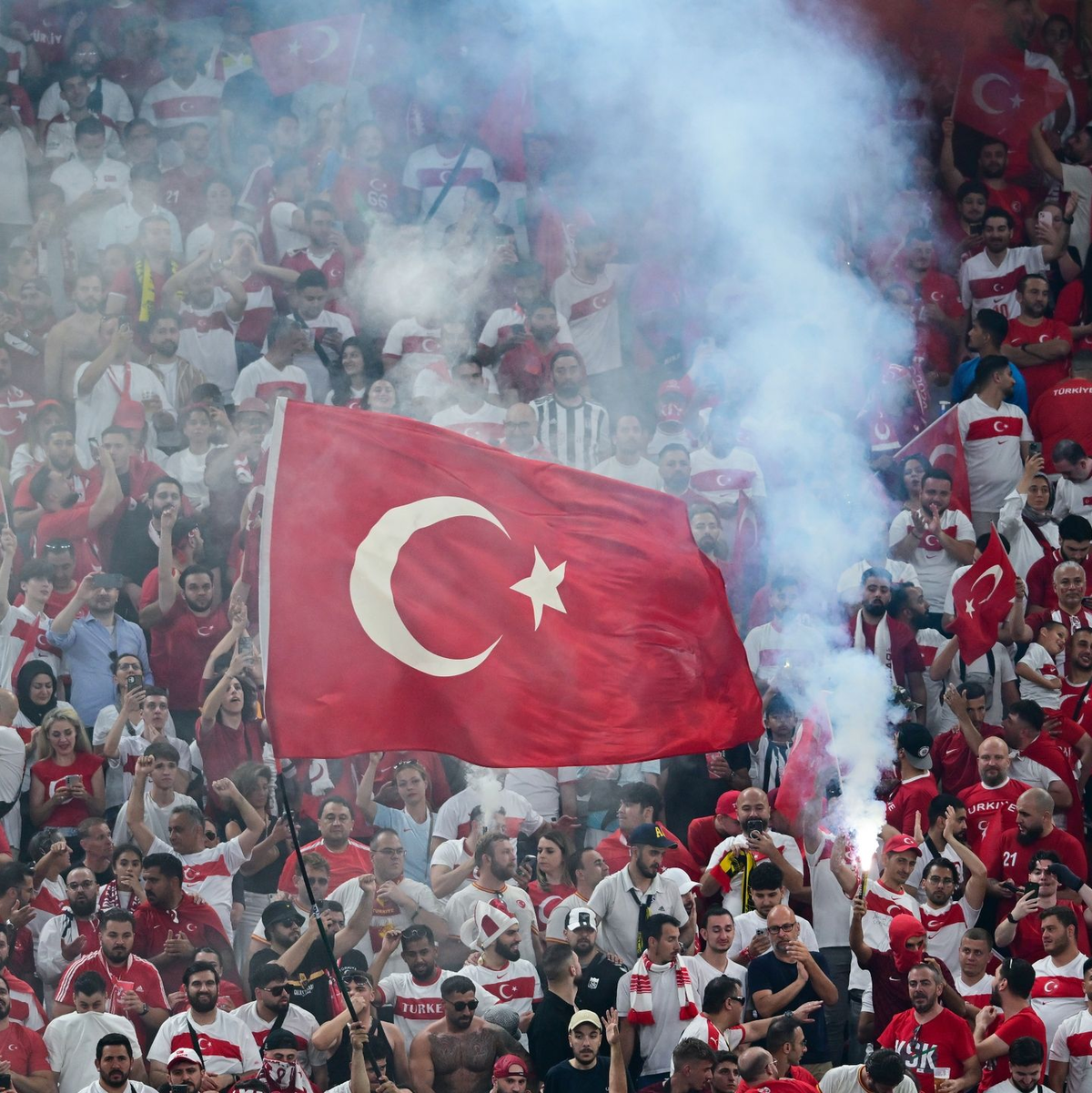 Wie schon in den ersten Gruppenspielen unterstützen viele türkische Fans ihr Nationalteam. - Foto: Sina Schuldt/dpa