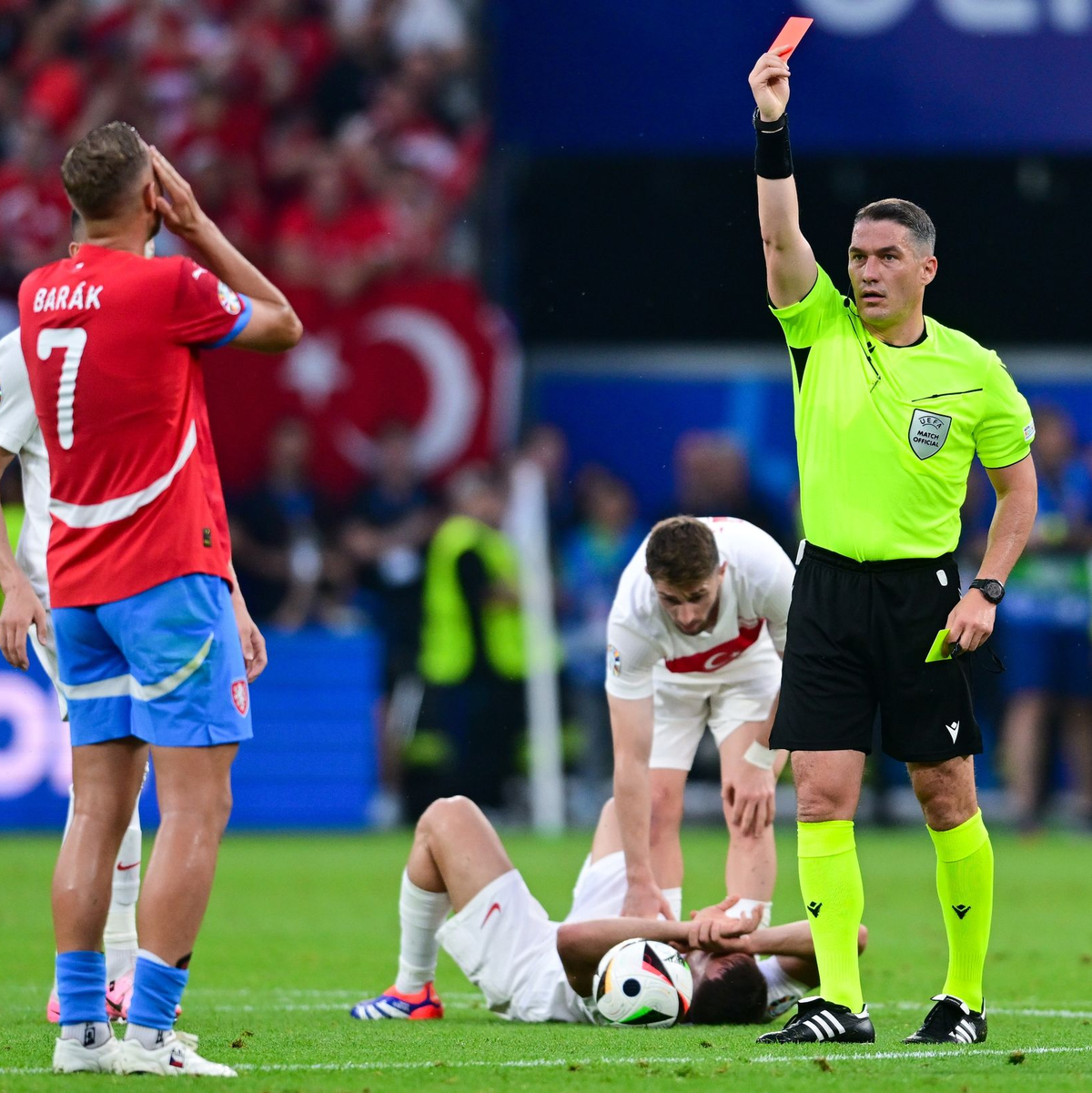 Durch eine Gelb-Rote Karte für Tschechiens Antonin Barak war die Türkei früh in Überzahl. - Foto: Sina Schuldt/dpa