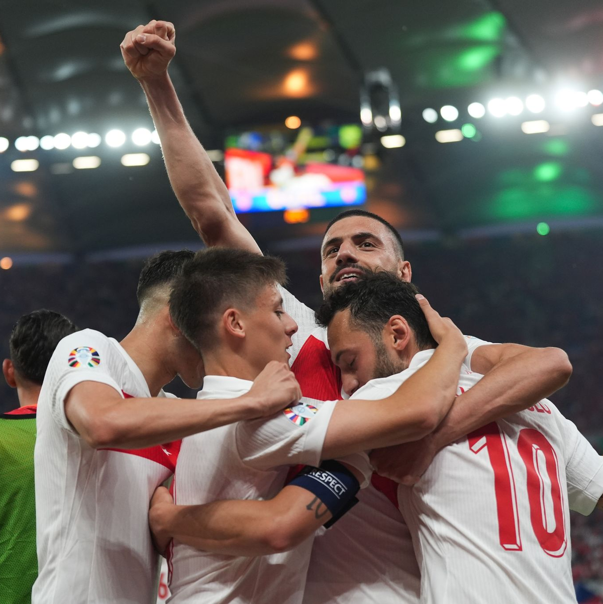 Der Führungstreffer von Hakan Calhanoglu (r) brachte das Hamburger Volksparkstadion zum Beben. - Foto: Marcus Brandt/dpa