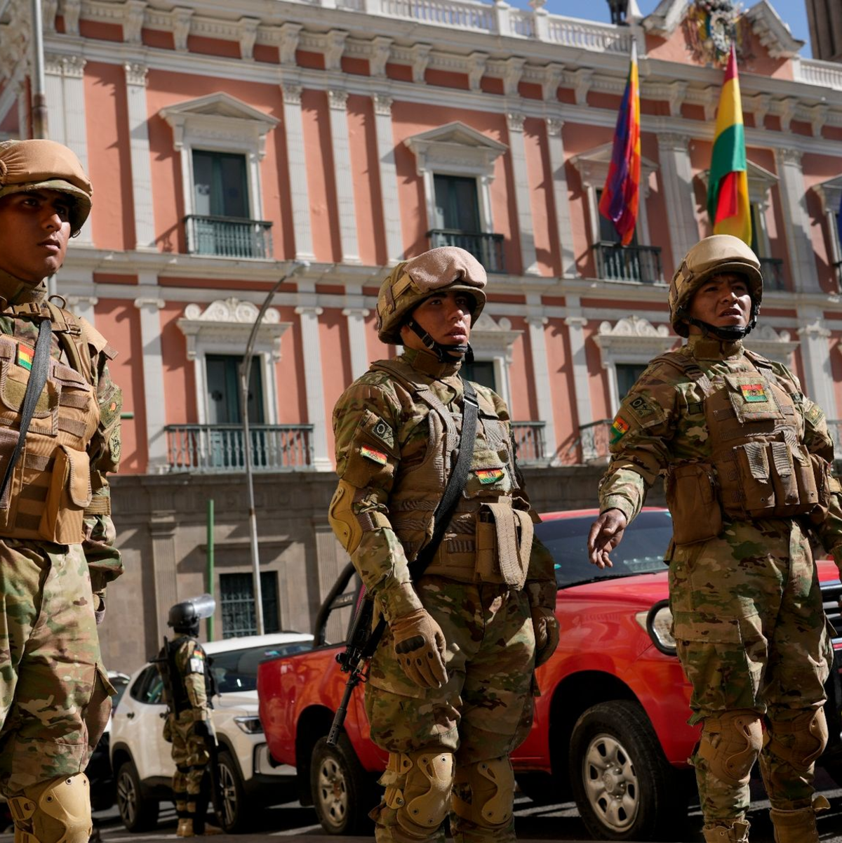 Anhänger des bolivianischen Präsidenten Luis Arce auf der Plaza Murillo in La Paz. - Foto: Juan Karita/AP