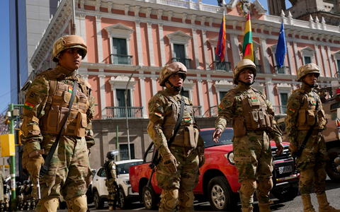 Anhänger des bolivianischen Präsidenten Luis Arce auf der Plaza Murillo in La Paz. - Foto: Juan Karita/AP