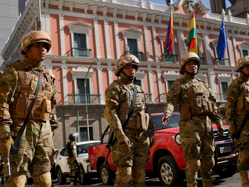 Soldaten ziehen sich zum Regierungspalast zurück, nachdem sie die bolivianische Nationalflagge auf dem Murillo-Platz in La Paz eingeholt haben. - Foto: Juan Karita/AP