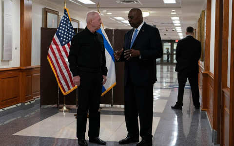 Israels Verteidigungsminister Joav Galant (l) kam in Washington mit seinem US-Amtskollegen Lloyd Austin zusammen. - Foto: Ariel Hermoni/IMoD/dpa