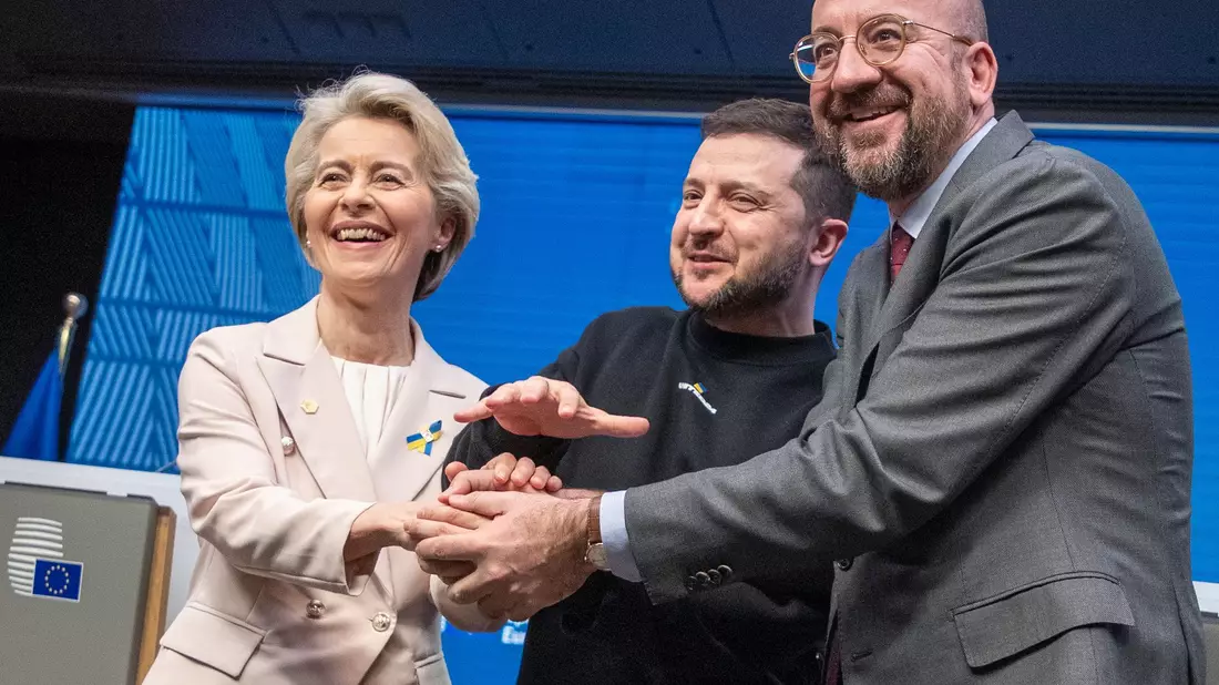 EU-Kommissionpräsidentin Ursula Von der Leyen (l-r), der ukrainische Präsident Wolodymyr Selenskyj und EU-Ratspräsident Charles Michel (Februar 2023). - Bild: Nicolas Maeterlinck/BELGA/dpa